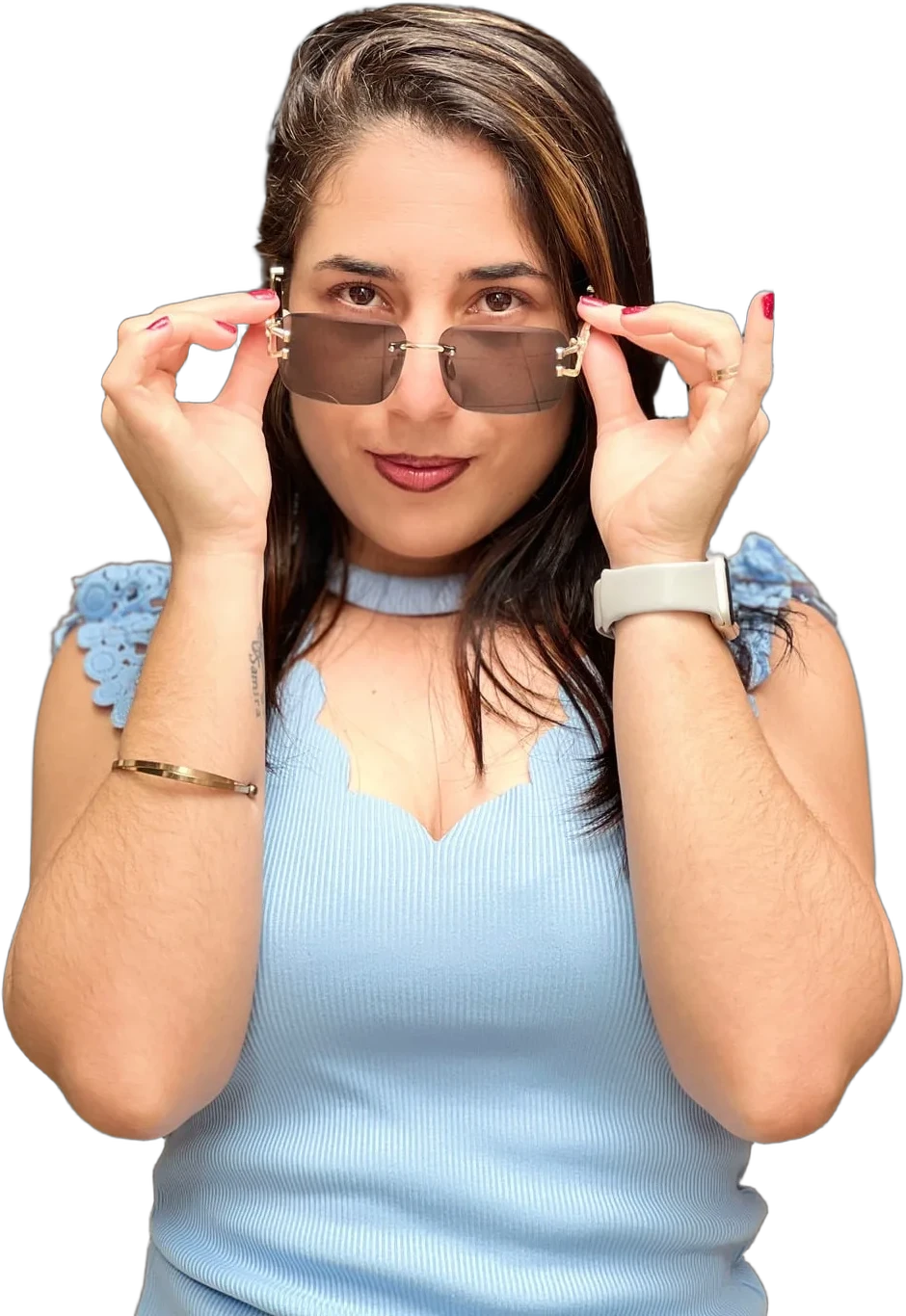 Susana González Obregón con blusa celeste, bajándose las gafas de sol con las dos manos