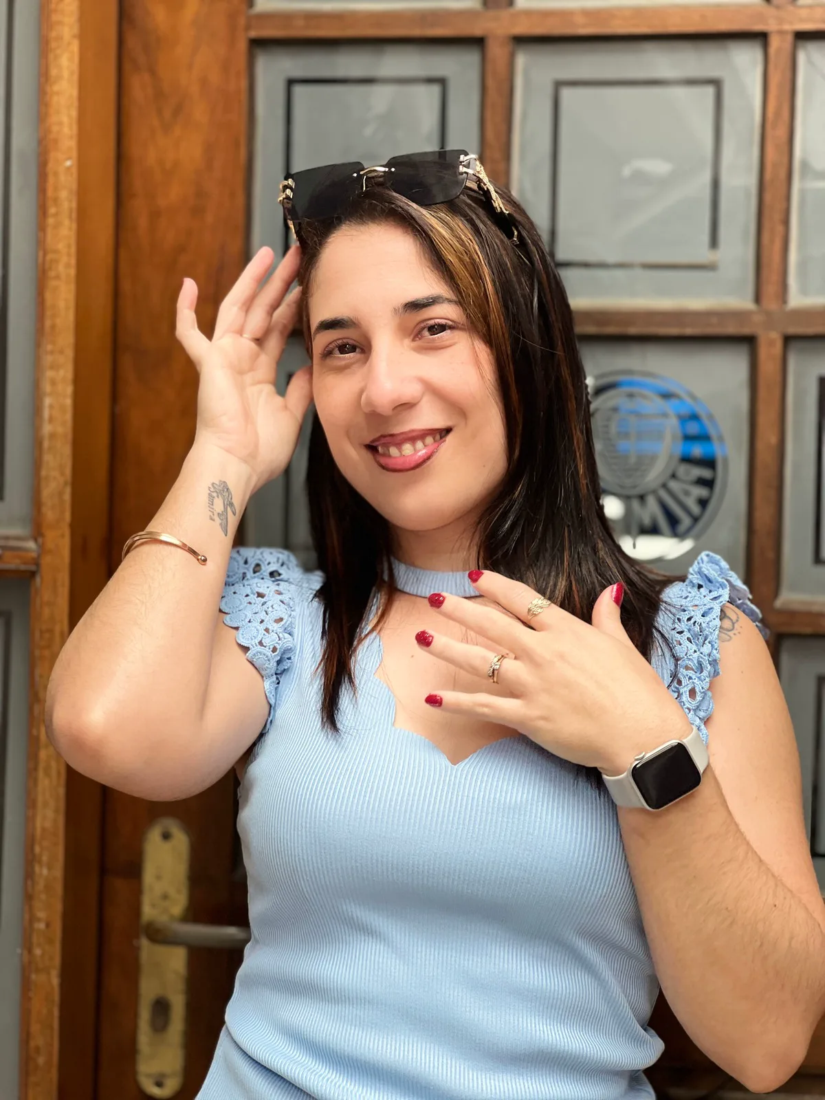 Susana González Obregón sonriendo, con gafas de sol apoyadas en el pelo y una mano sobre el pecho